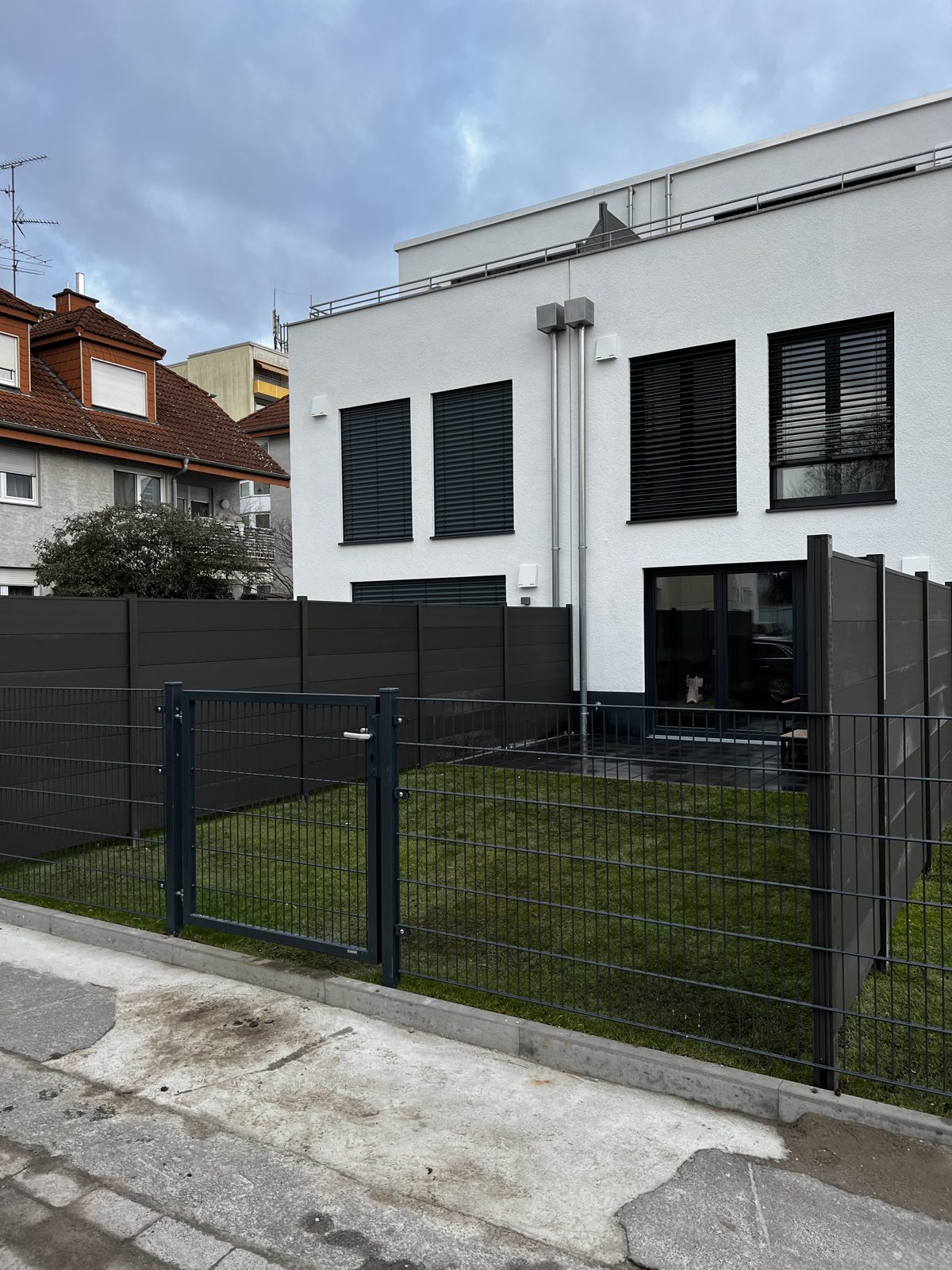 Terrasse und Zaunanlage am Neubau