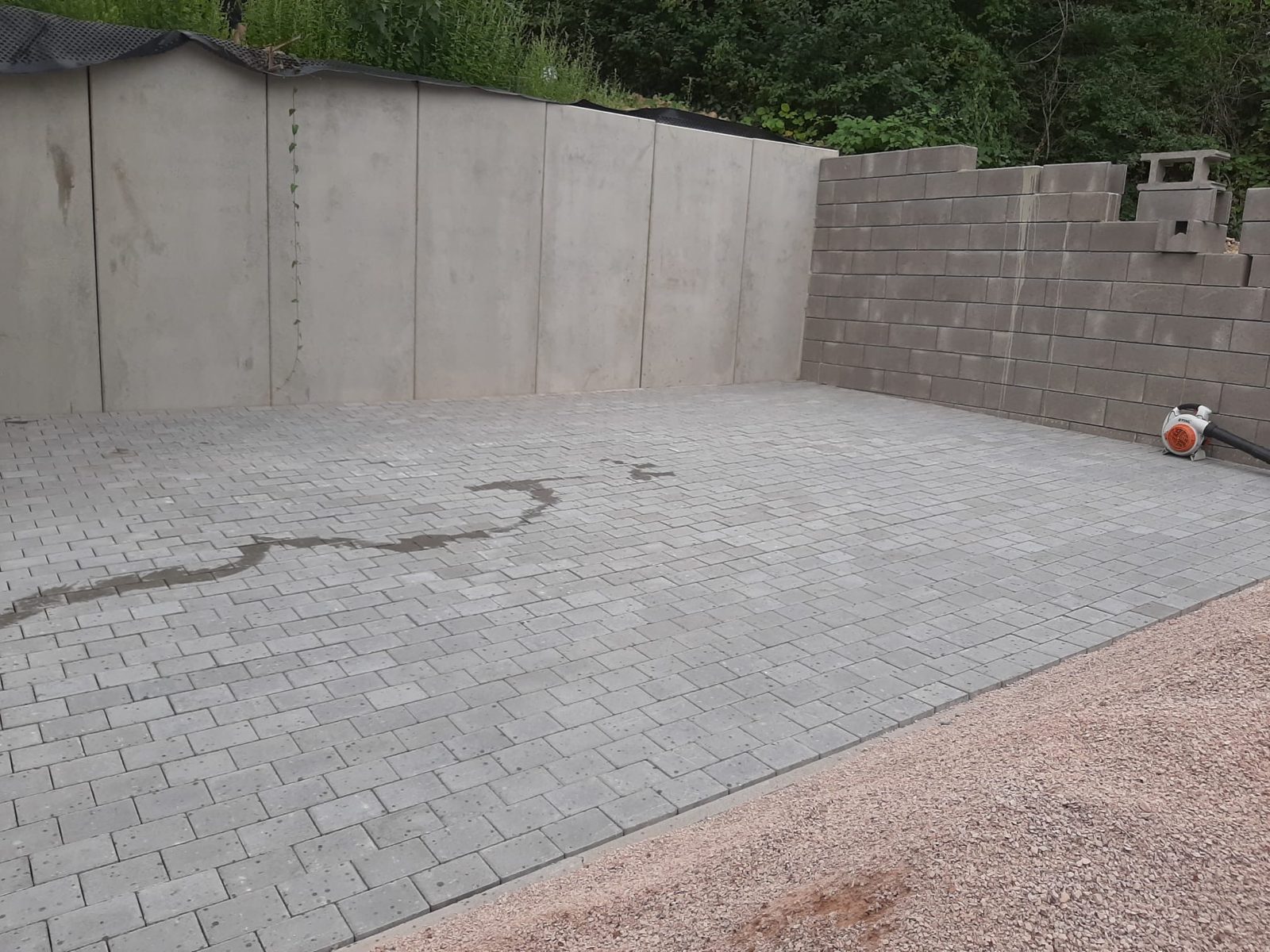 Stützmauer und Pflasterfläche – Garten- und Landschaftsbau