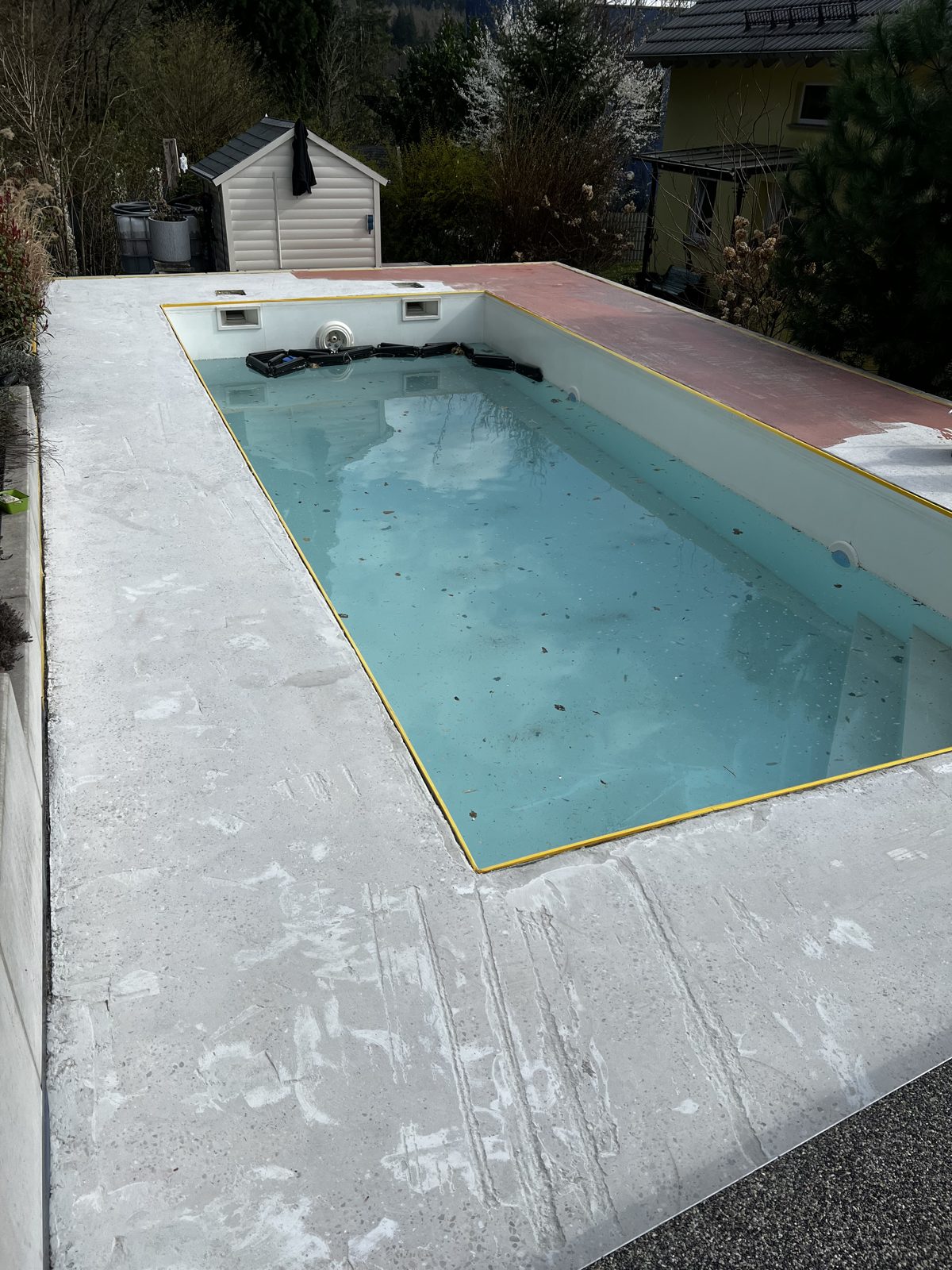 Poolumrandung – vorher